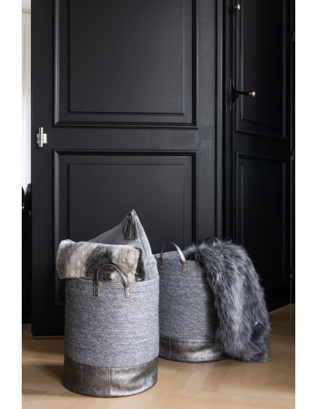 Coussin Carré Nivra 45x45 en Coton Gris Effet velours Avec pompons - 2