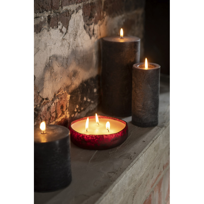 Bougie parfumée Boisée 19 heures Livia Parfum Oud & Ambre avec photophore en Verre Rouge - 2