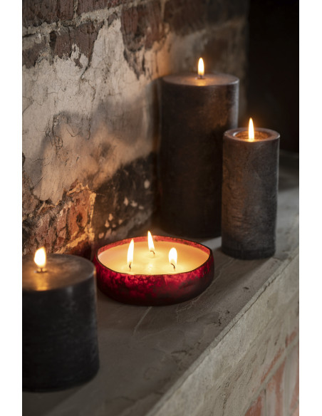 Bougie parfumée Boisée 19 heures Livia Parfum Oud & Ambre avec photophore en Verre Rouge - 2