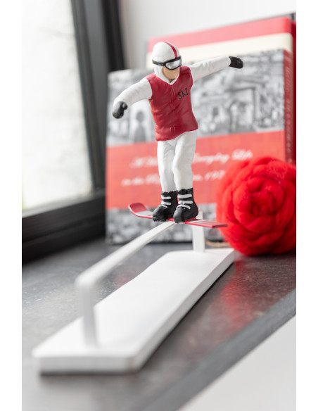 Grande Statuette déco Snoaborder boardslide 31 cm en Résine Blanc Rouge Zorynn - 2