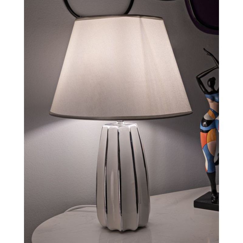 Lampe à poser moderne chic Hauteur 45 cm en Céramique Argenté Tissu Blanc Emmi 