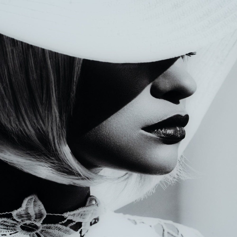 Grand Tableau mural impression sur verre Femme avec chapeau 120x80 en Verre trempé Noir Blanc Elvia - 3