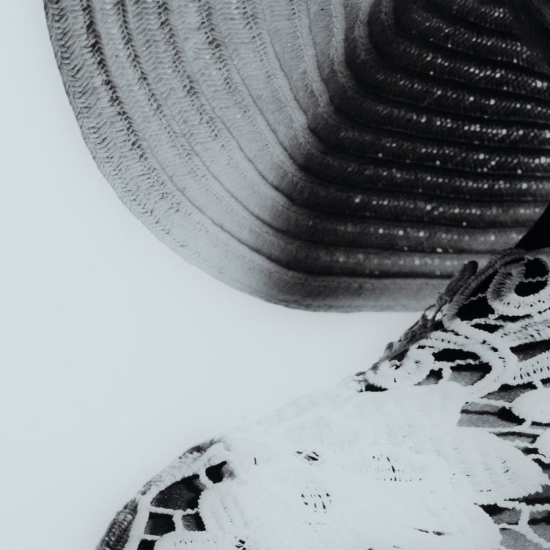 Grand Tableau mural impression sur verre Femme avec chapeau 120x80 en Verre trempé Noir Blanc Elvia - 4