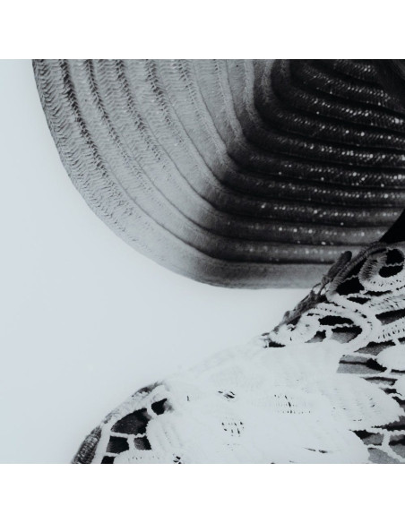 Grand Tableau mural impression sur verre Femme avec chapeau 120x80 en Verre trempé Noir Blanc Elvia - 4