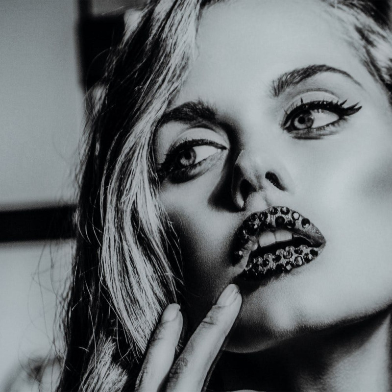 Grand Tableau mural impression sur verre Femme glamour 120x80 en Verre trempé Noir Blanc Livia - 3