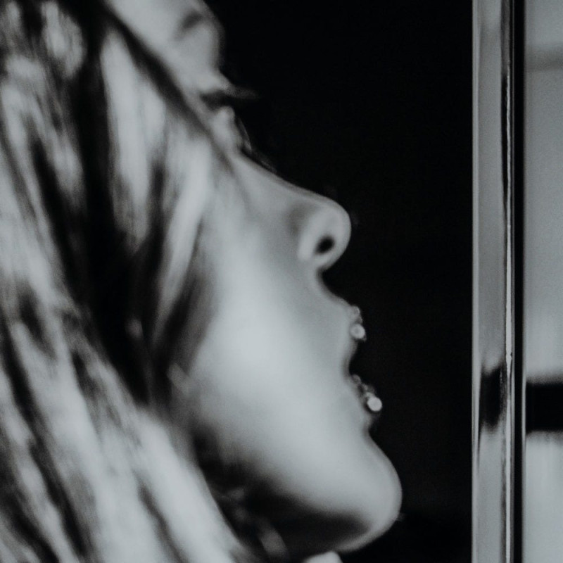 Grand Tableau mural impression sur verre Femme glamour 120x80 en Verre trempé Noir Blanc Livia - 4