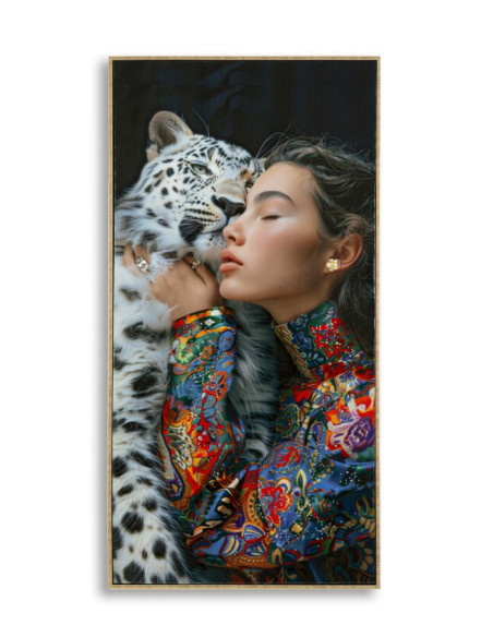 Grande Toile murale peinte Femme Léopard des neiges 52x102 avec cadre doré Moira 