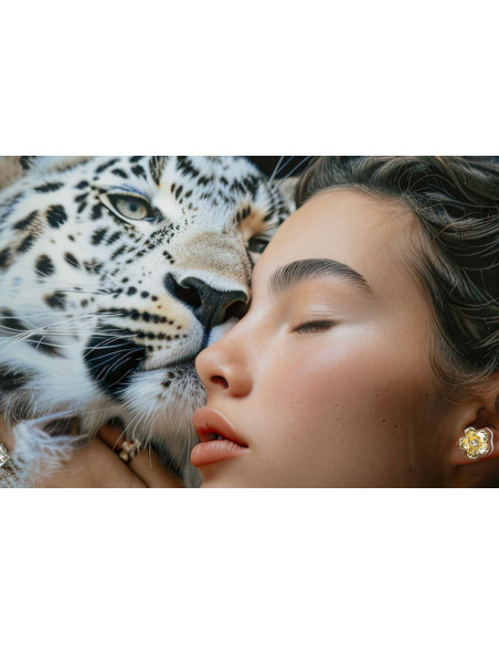 Grande Toile murale peinte Femme Léopard des neiges 52x102 avec cadre doré Moira 