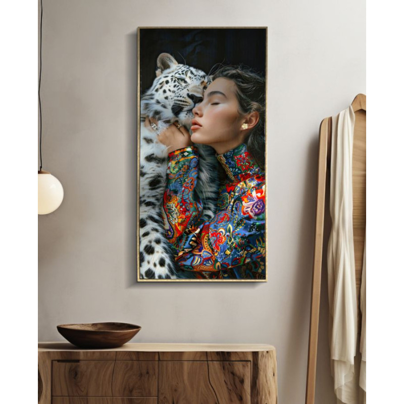 Grande Toile murale peinte Femme Léopard des neiges 52x102 avec cadre doré Moira 