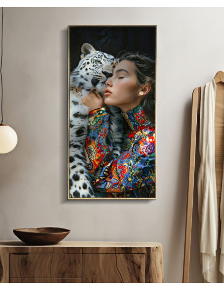 Grande Toile murale peinte Femme Léopard des neiges 52x102 avec cadre doré Moira 