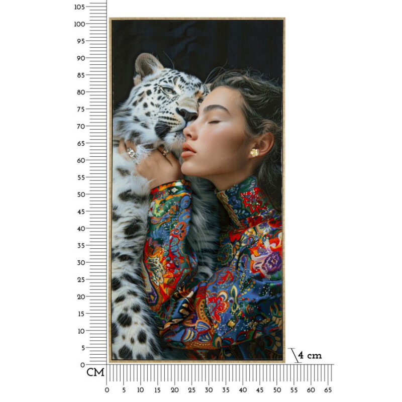 Grande Toile murale peinte Femme Léopard des neiges 52x102 avec cadre doré Moira 