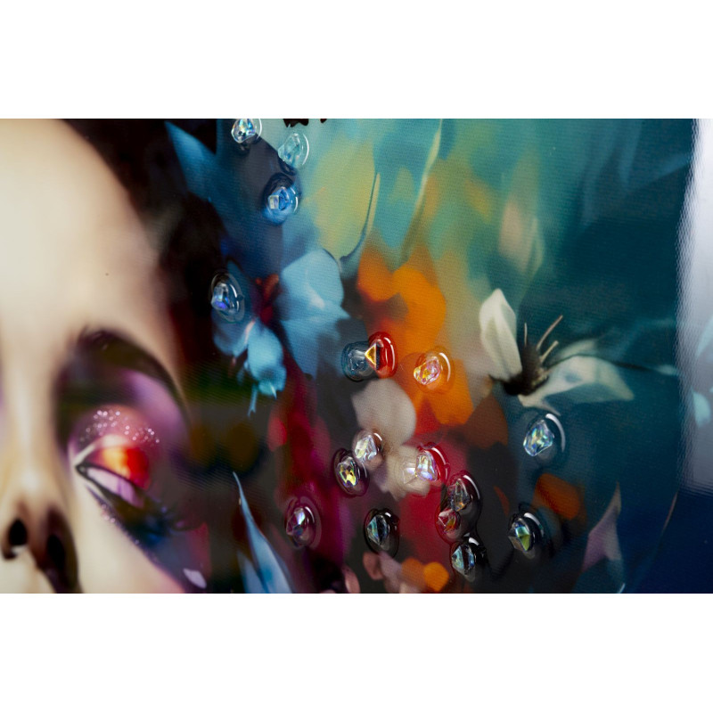 Toile murale peinte sombre Femme Papillons 62x92 avec cadre doré Marty 