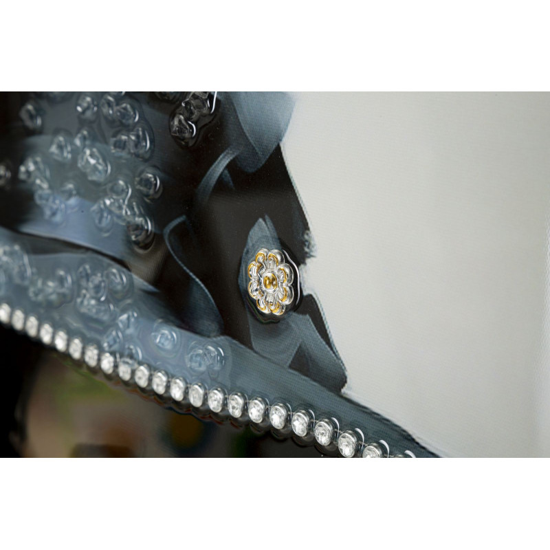 Grande toile murale peinte Femme chapeau noir 62x92 avec cadre doré Dori 