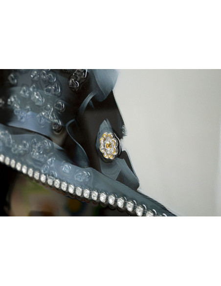 Grande toile murale peinte Femme chapeau noir 62x92 avec cadre doré Dori 