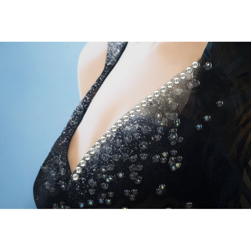 Grande toile murale peinte Femme chapeau bleu 62x92 avec cadre doré Dori 