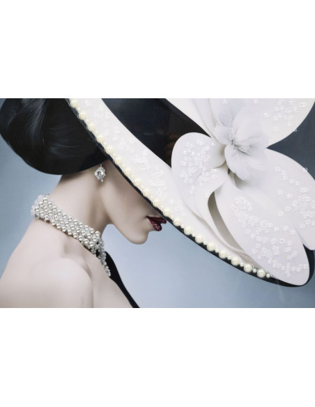 Toile murale peinte Femme chapeau blanc profil 62x92 avec cadre doré Marty 