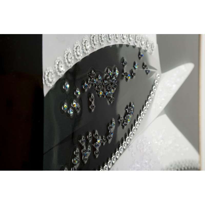 Toile murale peinte Femme chapeau blanc fond noir 62x92 avec cadre doré Marty 