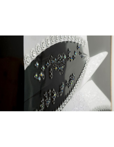 Toile murale peinte Femme chapeau blanc fond noir 62x92 avec cadre doré Marty 