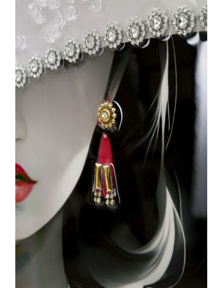 Toile murale peinte Femme chapeau blanc fond noir 62x92 avec cadre doré Marty 