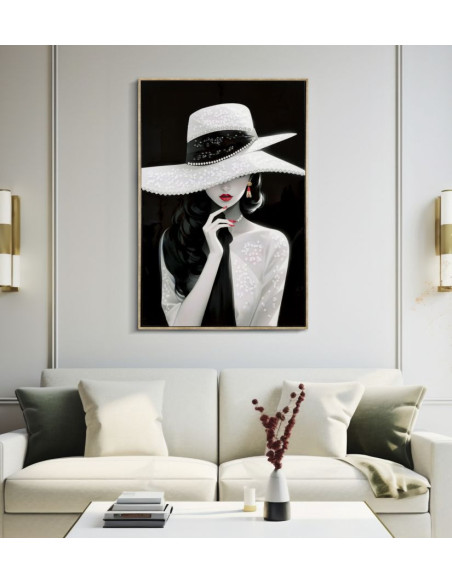Toile murale peinte Femme chapeau blanc fond noir 62x92 avec cadre doré Marty 