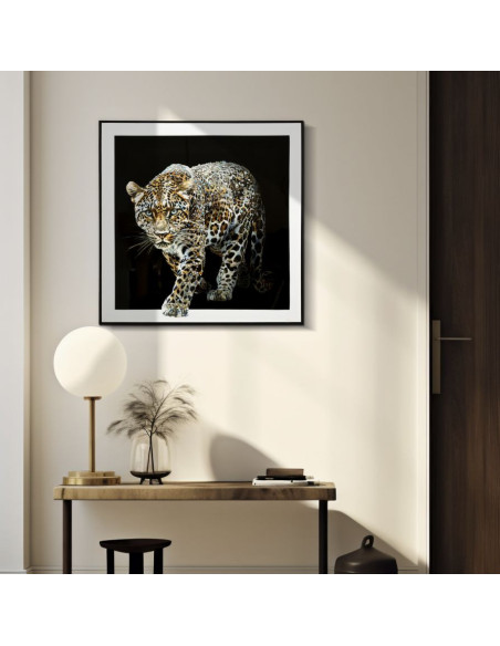 Toile murale peinte Léopard en marche Droite 82x82 avec cadre noir Giaguaro 