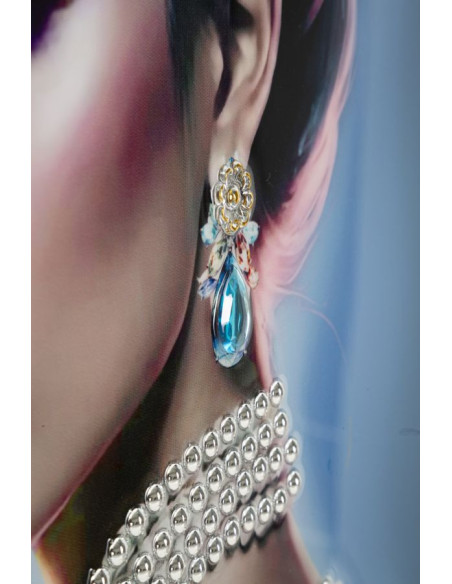 Grande toile murale peinte Femme dos dentelle éclat bleu 72x102 avec cadre argenté Isabel 