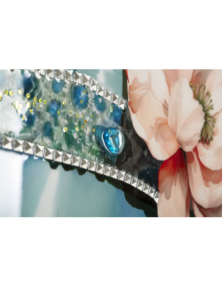 Toile murale peinte Femme chapeau bleu col bijou 62x92 avec cadre noir Pam 