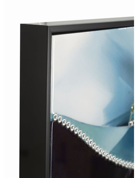 Toile murale peinte Femme chapeau bleu col bijou 62x92 avec cadre noir Pam 