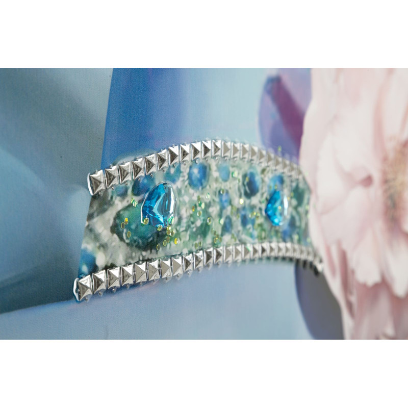 Toile murale peinte Femme chapeau bleu robe métallisée 62x92 avec cadre noir Pam 