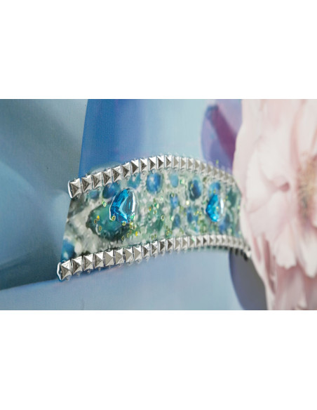 Toile murale peinte Femme chapeau bleu robe métallisée 62x92 avec cadre noir Pam 