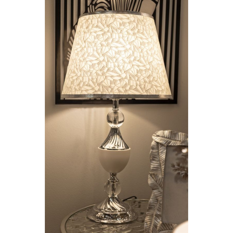 Grande Lampe à poser hôtel chic Hauteur 54 cm Métal Argenté Tissu Blanc Kody 