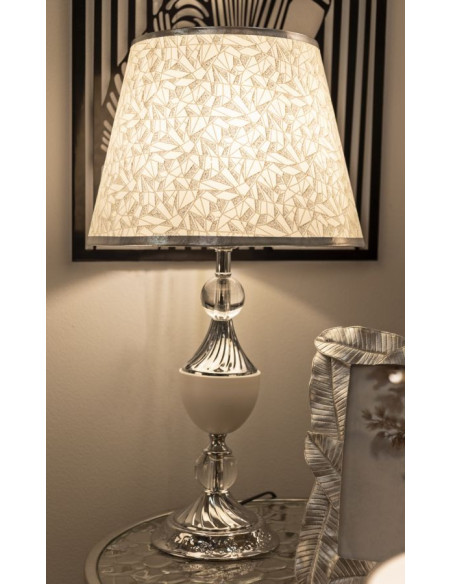 Grande Lampe à poser hôtel chic Hauteur 54 cm Métal Argenté Tissu Blanc Kody 