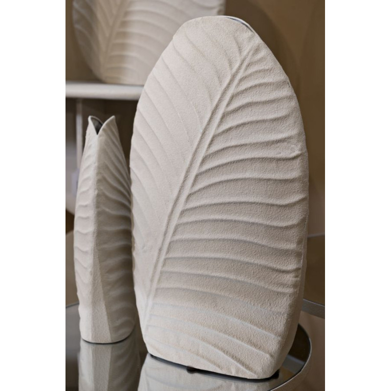 Vase design wabi-sabi Ovale Métal Blanc crème Motif feuille Dune H 41 cm 