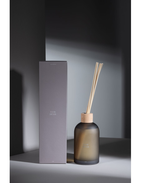 Grand Diffuseur de parfum à bâtonnets Mélange boisé Cuir Désir 550 ml Verre Beige Accord Essentiels 
