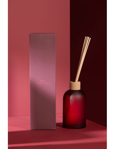 Grand Diffuseur de parfum à bâtonnets Mélange floral Rose séduisante 550 ml Verre Rouge Accord Essentiels 