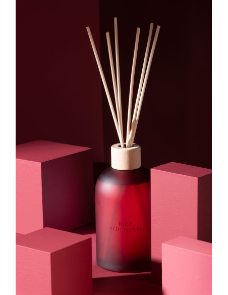 Grand Diffuseur de parfum à bâtonnets Mélange floral Rose séduisante 550 ml Verre Rouge Accord Essentiels 