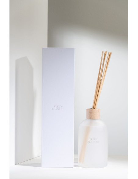 Grand Diffuseur de parfum à bâtonnets Mélange floral Fleur Blanche 550 ml Verre Blanc Accords Essentiels 
