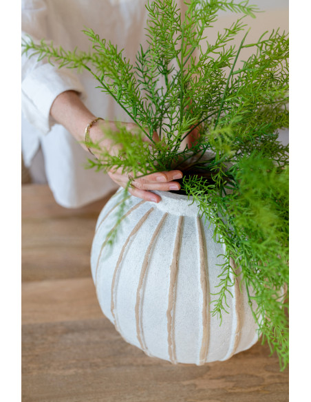 Vase design japandi Boule H 30 cm Terre cuite Blanc cassé Beige Motif lignes Orikino 