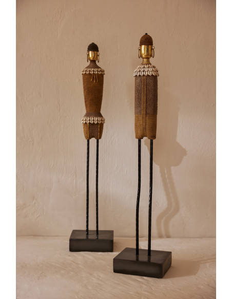 Lot de 2 Grandes Statuettes déco africaines sur pied H 70 cm Résine Beige Coquillage Blanc Nabiré 