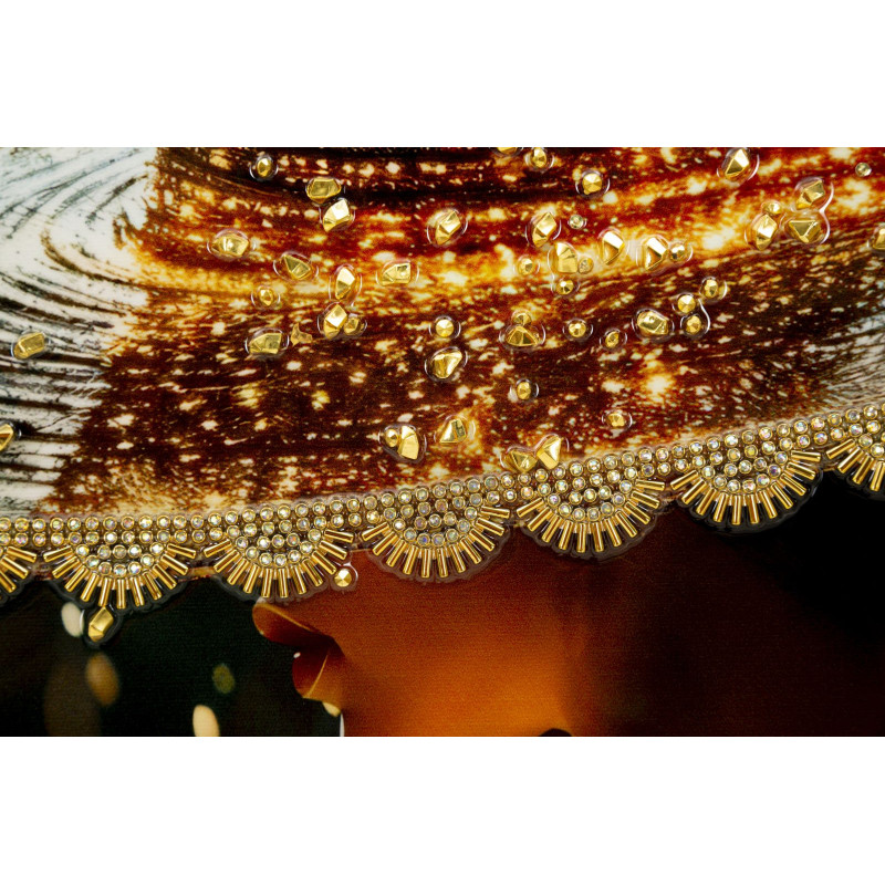 Toile murale Femme glamour avec strass Cadre doré 62x92 Finition laquée Illumy B 