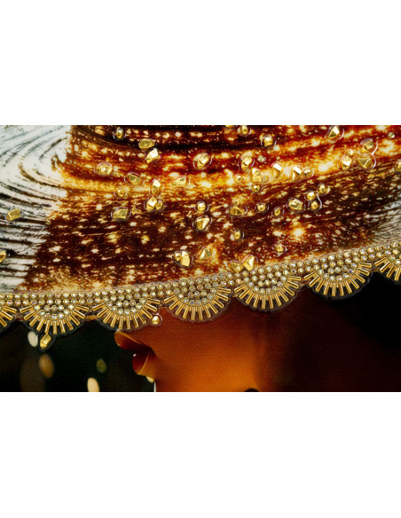 Toile murale Femme glamour avec strass Cadre doré 62x92 Finition laquée Illumy B 