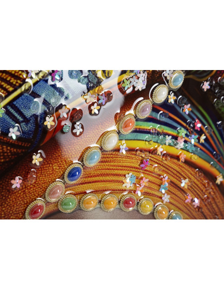 Grande Toile murale Femme africaine avec strass Cadre noir 60x120 Finition laquée Maya 