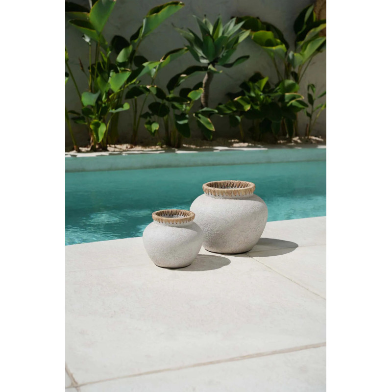 Vase Rond Hauteur 23 cm en Terre cuite Gris béton Raphia Naturel The Styly 