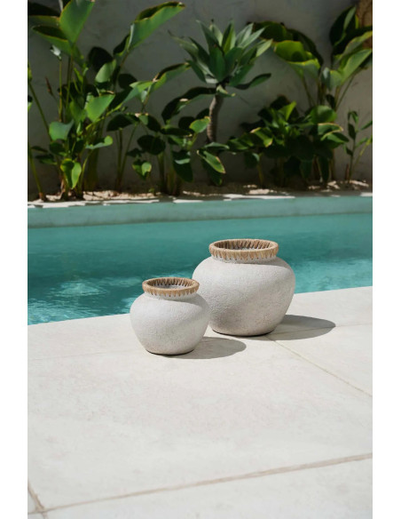 Vase Rond Hauteur 23 cm en Terre cuite Gris béton Raphia Naturel The Styly 