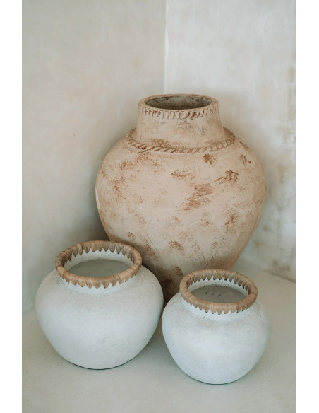 Vase Rond Hauteur 23 cm en Terre cuite Gris béton Raphia Naturel The Styly 