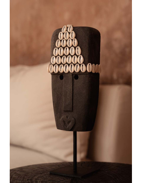 Sculpture déco primitive sur pied Hauteur 32 cm Grès Gris Coquillage Beige Métal Noir The Sumba Stone 