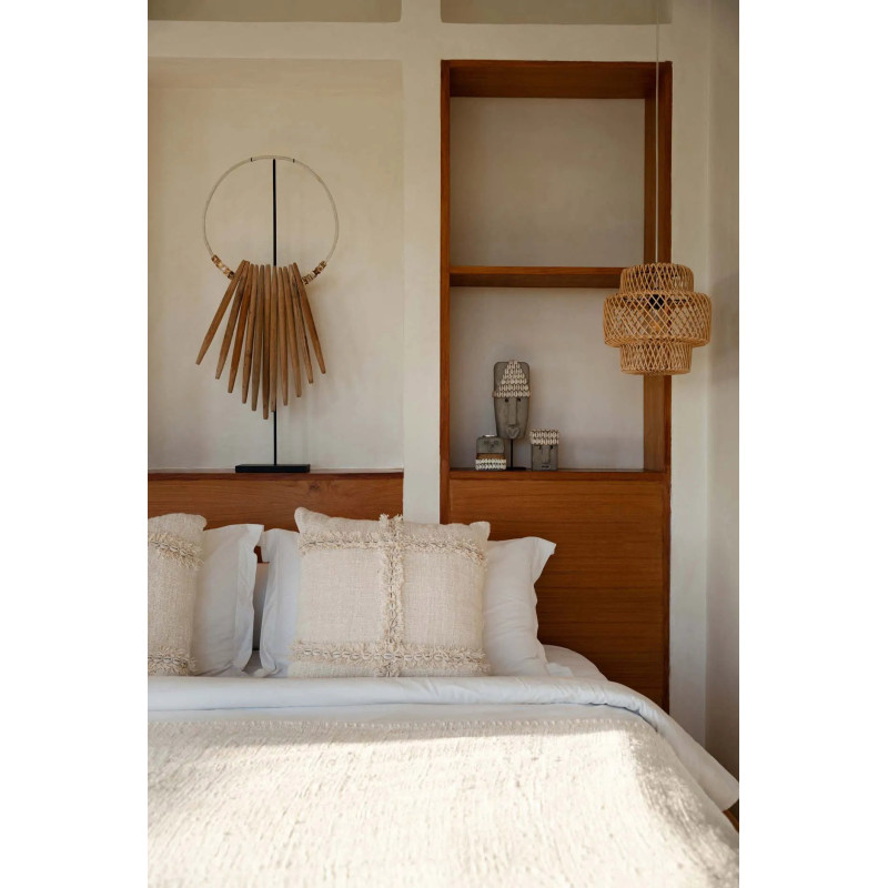 Sculpture déco primitive sur pied Hauteur 32 cm Grès Gris Coquillage Beige Métal Noir The Sumba Stone 