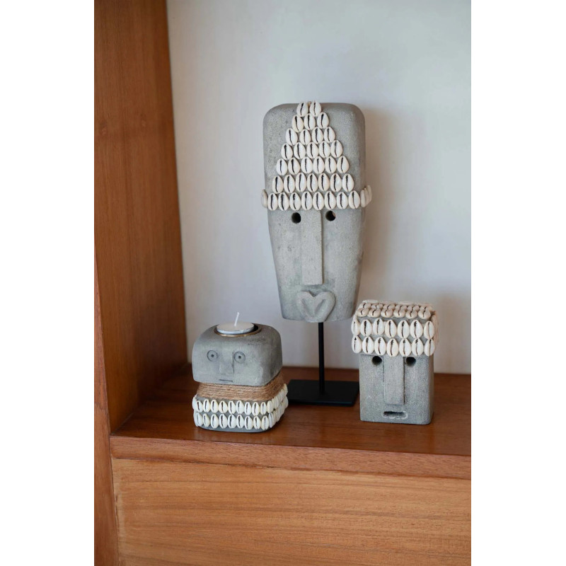 Sculpture déco primitive sur pied Hauteur 32 cm Grès Gris Coquillage Beige Métal Noir The Sumba Stone 