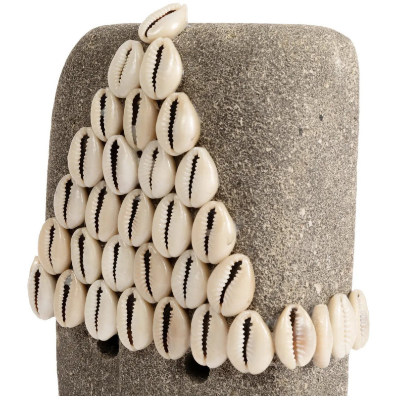 Sculpture déco primitive sur pied Hauteur 32 cm Grès Gris Coquillage Beige Métal Noir The Sumba Stone 