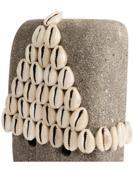 Sculpture déco primitive sur pied Hauteur 32 cm Grès Gris Coquillage Beige Métal Noir The Sumba Stone 